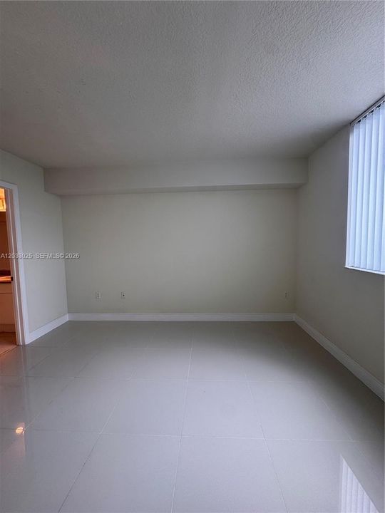 For Sale: $330,000 (1 beds, 2 baths, 935 Square Feet)