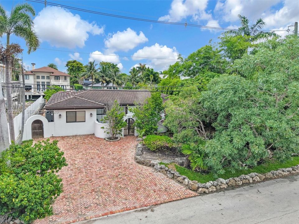 For Sale: $3,750,000 (3 beds, 2 baths, 2178 Square Feet)