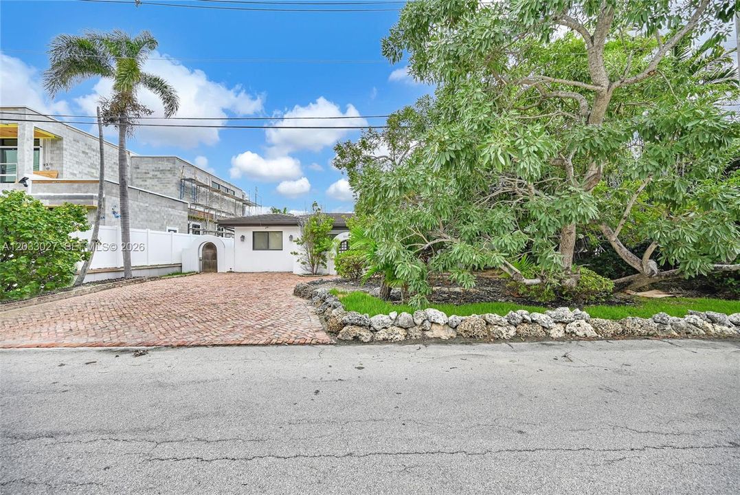 For Sale: $3,750,000 (3 beds, 2 baths, 2178 Square Feet)