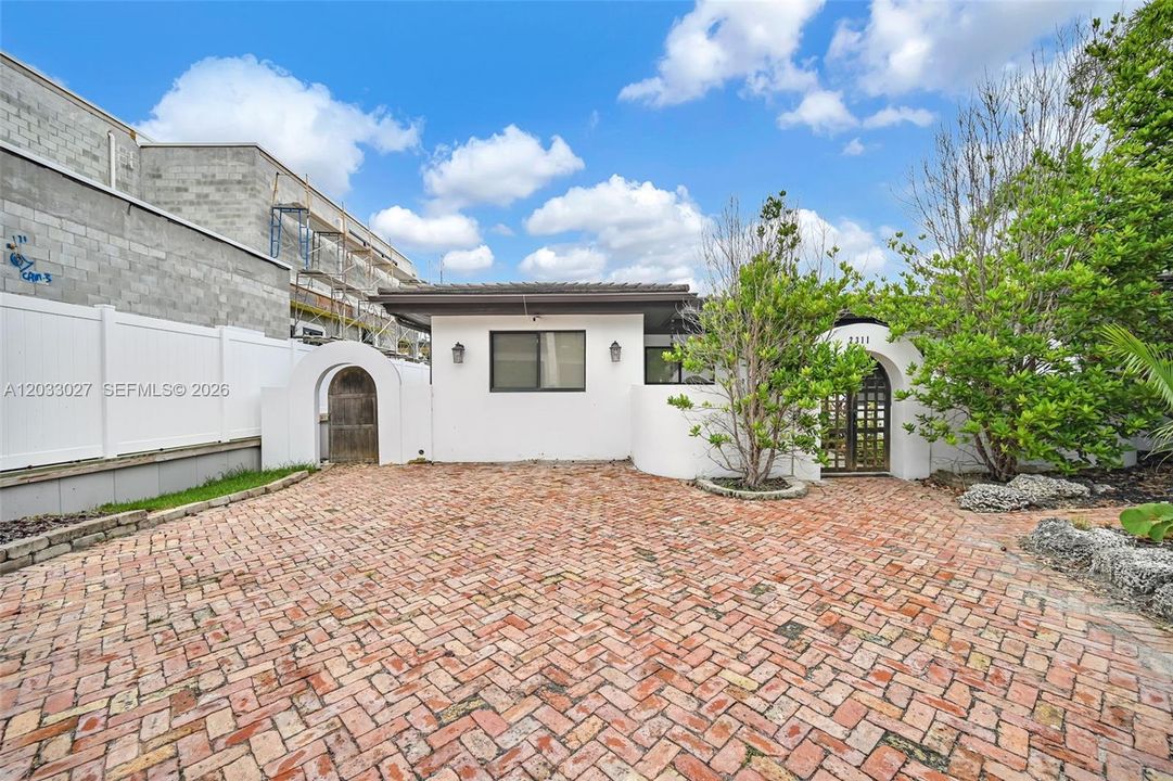 For Sale: $3,750,000 (3 beds, 2 baths, 2178 Square Feet)
