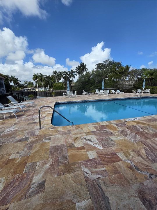 For Sale: $255,000 (2 beds, 2 baths, 975 Square Feet)