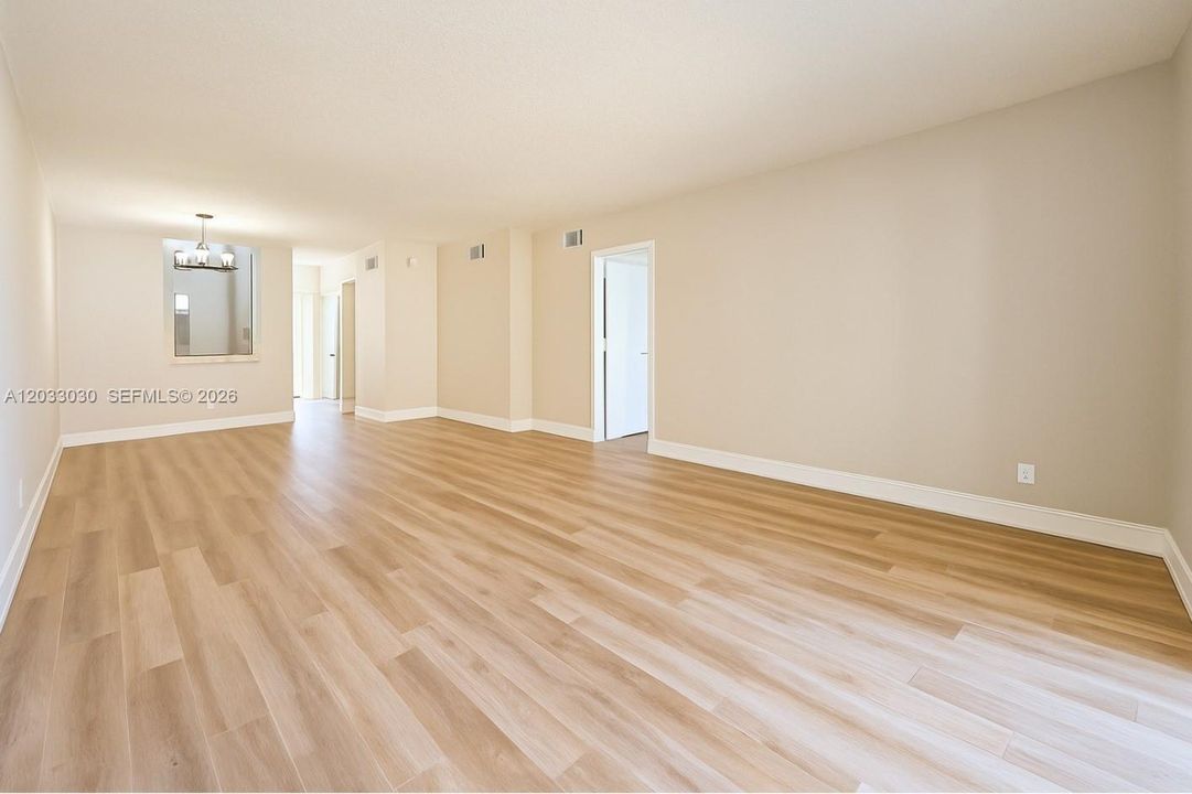 For Sale: $255,000 (2 beds, 2 baths, 975 Square Feet)