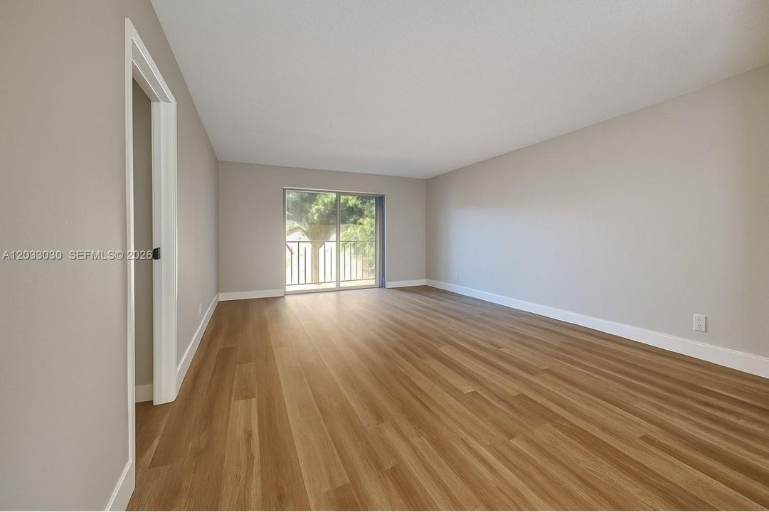 For Sale: $255,000 (2 beds, 2 baths, 975 Square Feet)