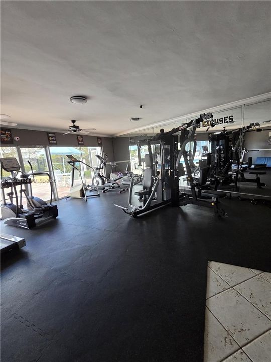 For Sale: $255,000 (2 beds, 2 baths, 975 Square Feet)