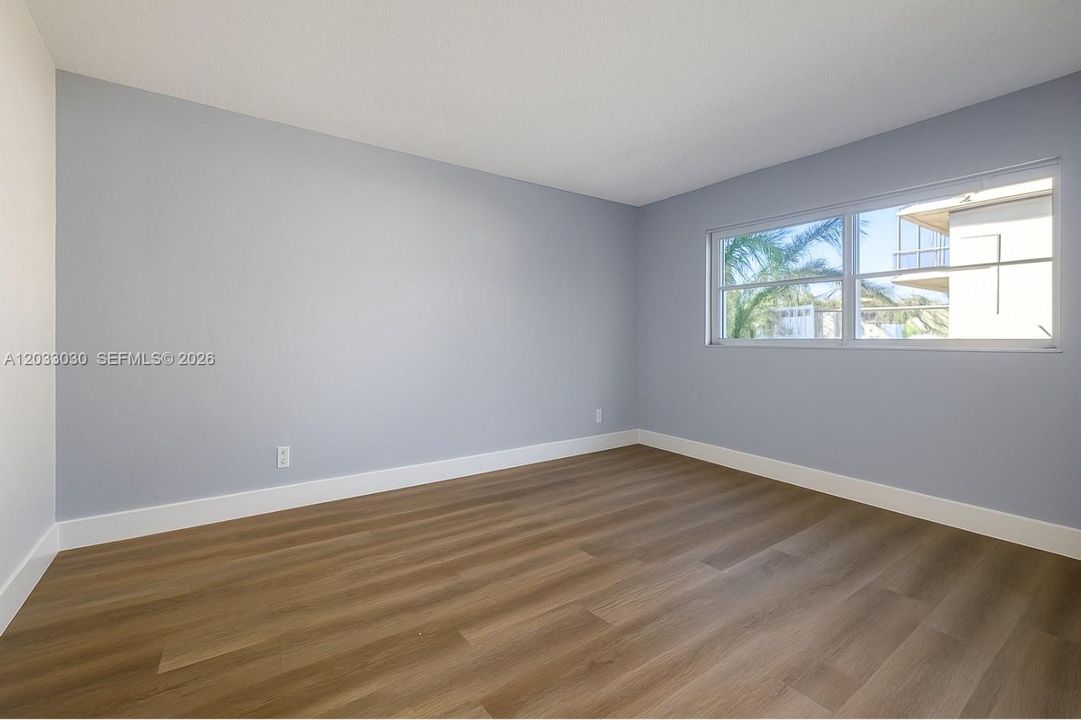 For Sale: $255,000 (2 beds, 2 baths, 975 Square Feet)