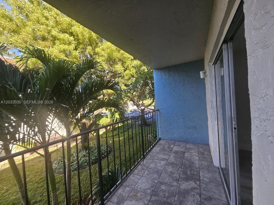 For Sale: $255,000 (2 beds, 2 baths, 975 Square Feet)