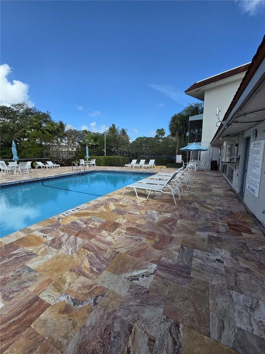 For Sale: $255,000 (2 beds, 2 baths, 975 Square Feet)