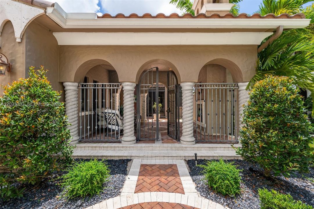 For Sale: $1,095,000 (3 beds, 3 baths, 2414 Square Feet)