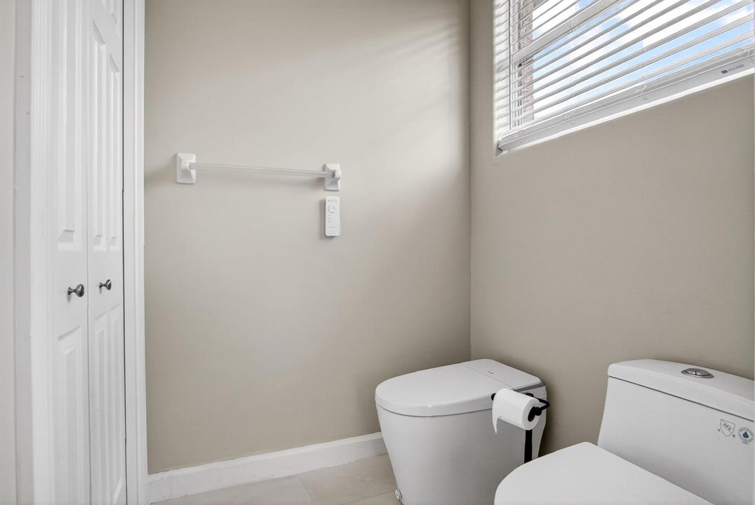 Bidet & luxury toilet