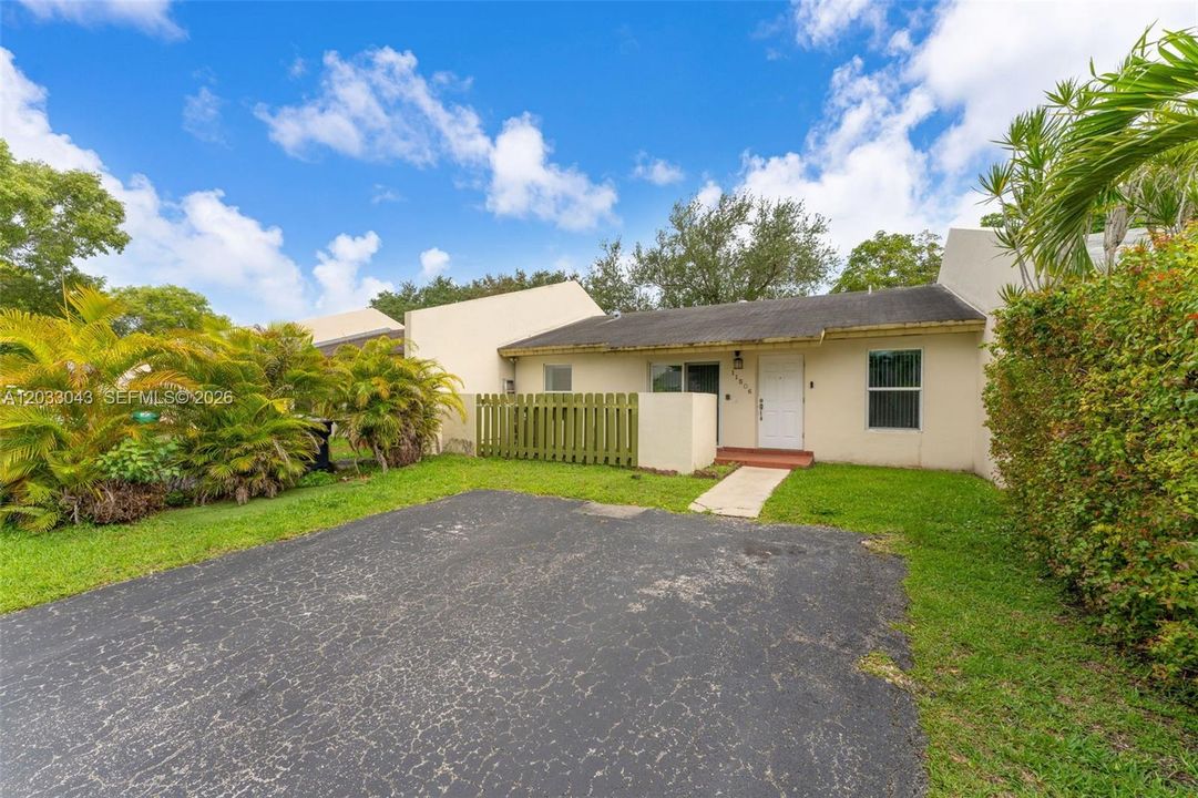 For Sale: $450,000 (3 beds, 1 baths, 1015 Square Feet)