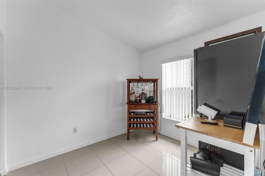 For Sale: $450,000 (3 beds, 1 baths, 1015 Square Feet)