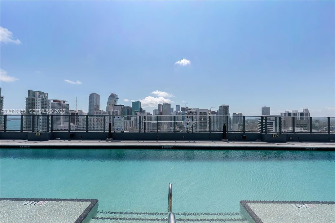 For Sale: $1,050,000 (2 beds, 2 baths, 760 Square Feet)
