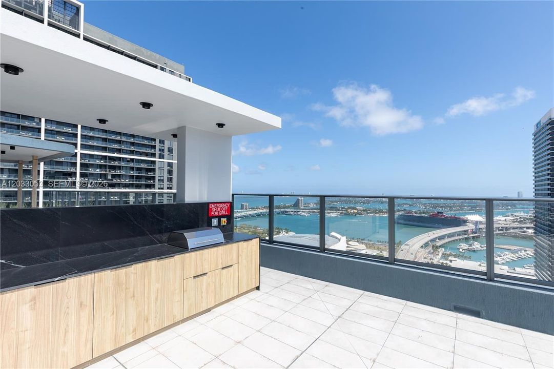 For Sale: $1,050,000 (2 beds, 2 baths, 760 Square Feet)