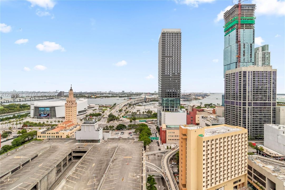 For Sale: $1,050,000 (2 beds, 2 baths, 760 Square Feet)