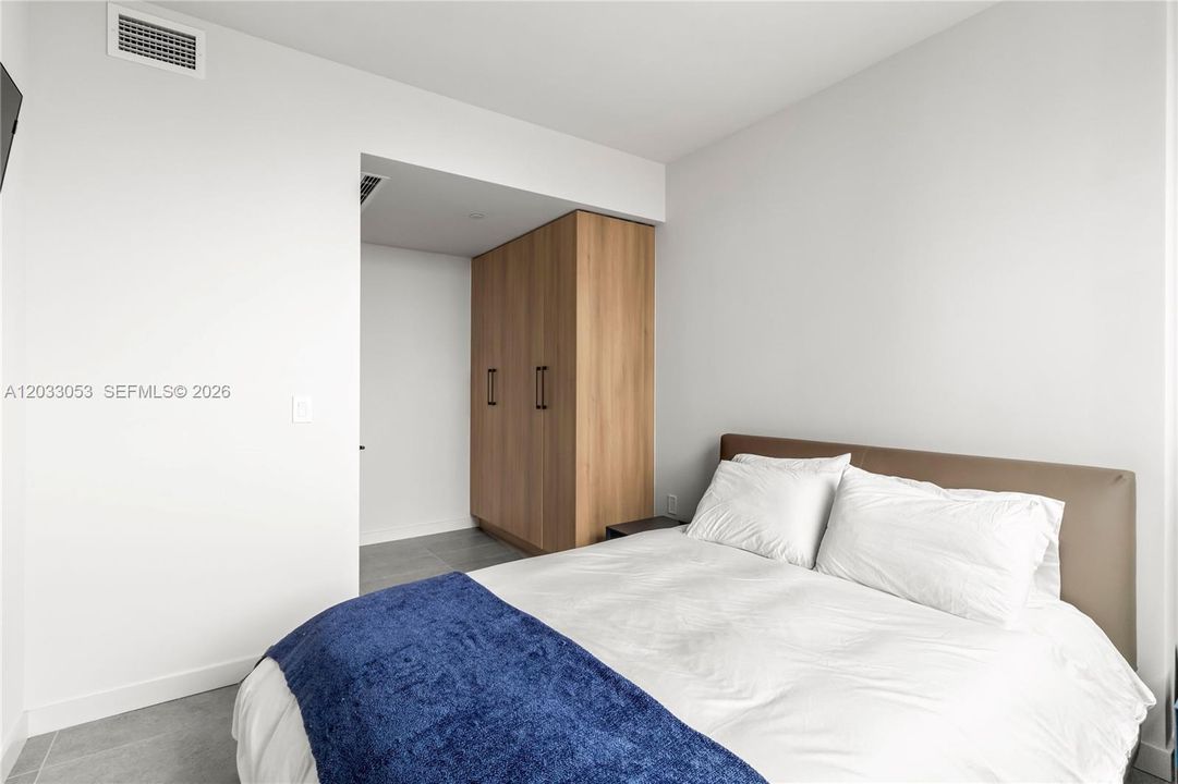 For Sale: $1,050,000 (2 beds, 2 baths, 760 Square Feet)