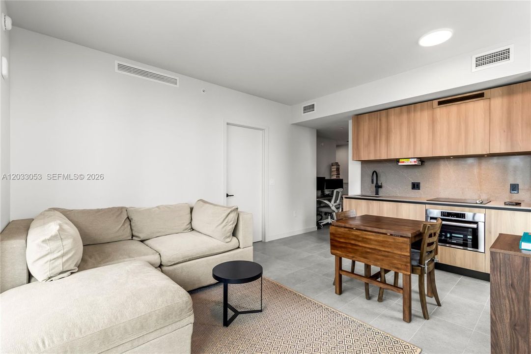 For Sale: $1,050,000 (2 beds, 2 baths, 760 Square Feet)