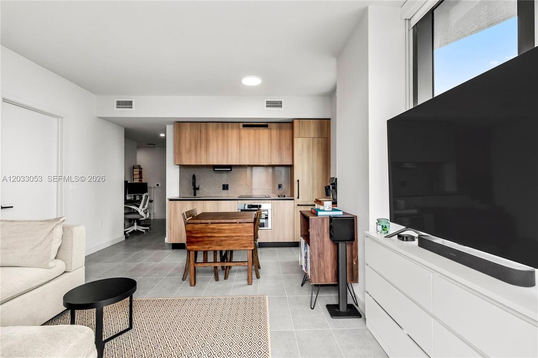 For Sale: $1,050,000 (2 beds, 2 baths, 760 Square Feet)