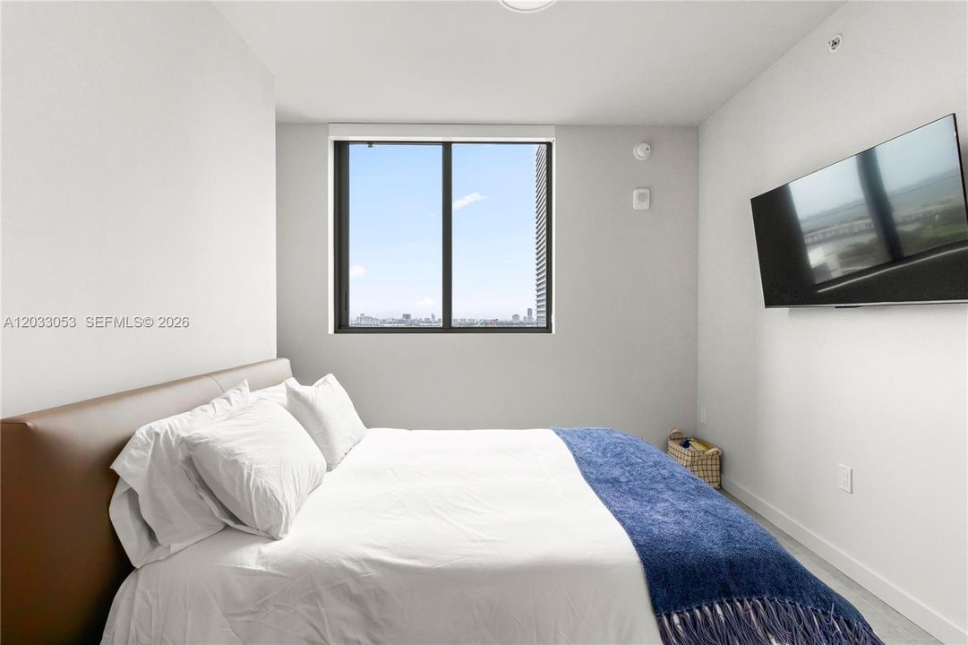 For Sale: $1,050,000 (2 beds, 2 baths, 760 Square Feet)