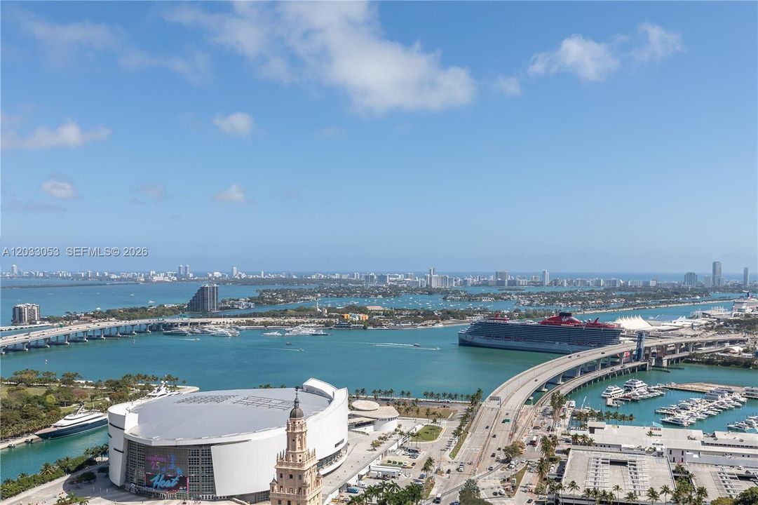 For Sale: $1,050,000 (2 beds, 2 baths, 760 Square Feet)