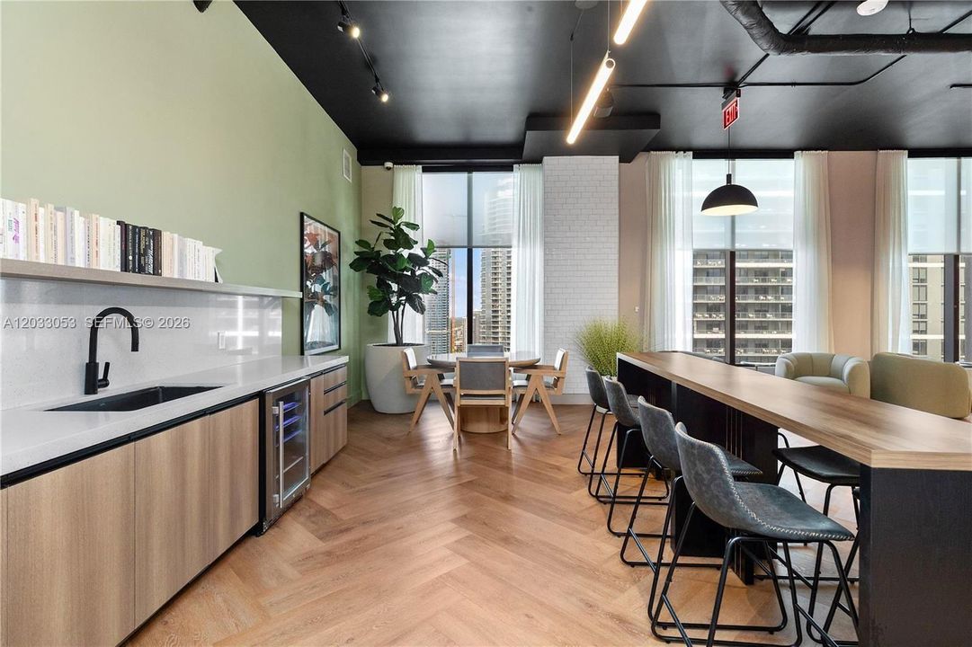 For Sale: $1,050,000 (2 beds, 2 baths, 760 Square Feet)