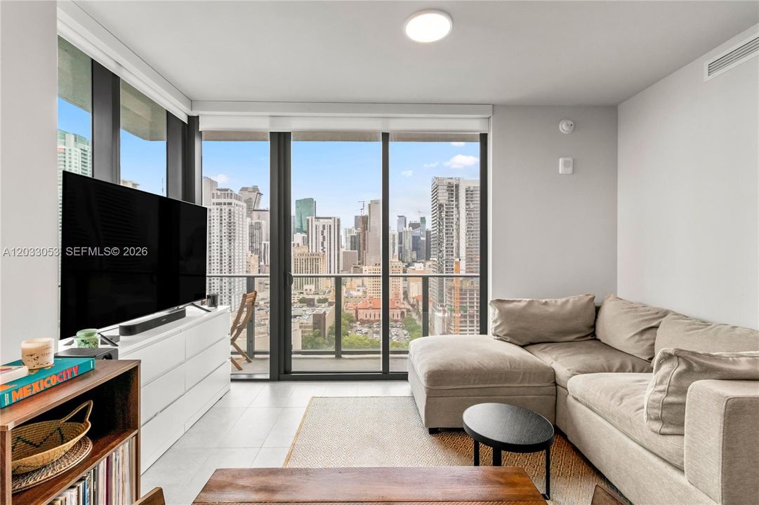 For Sale: $1,050,000 (2 beds, 2 baths, 760 Square Feet)