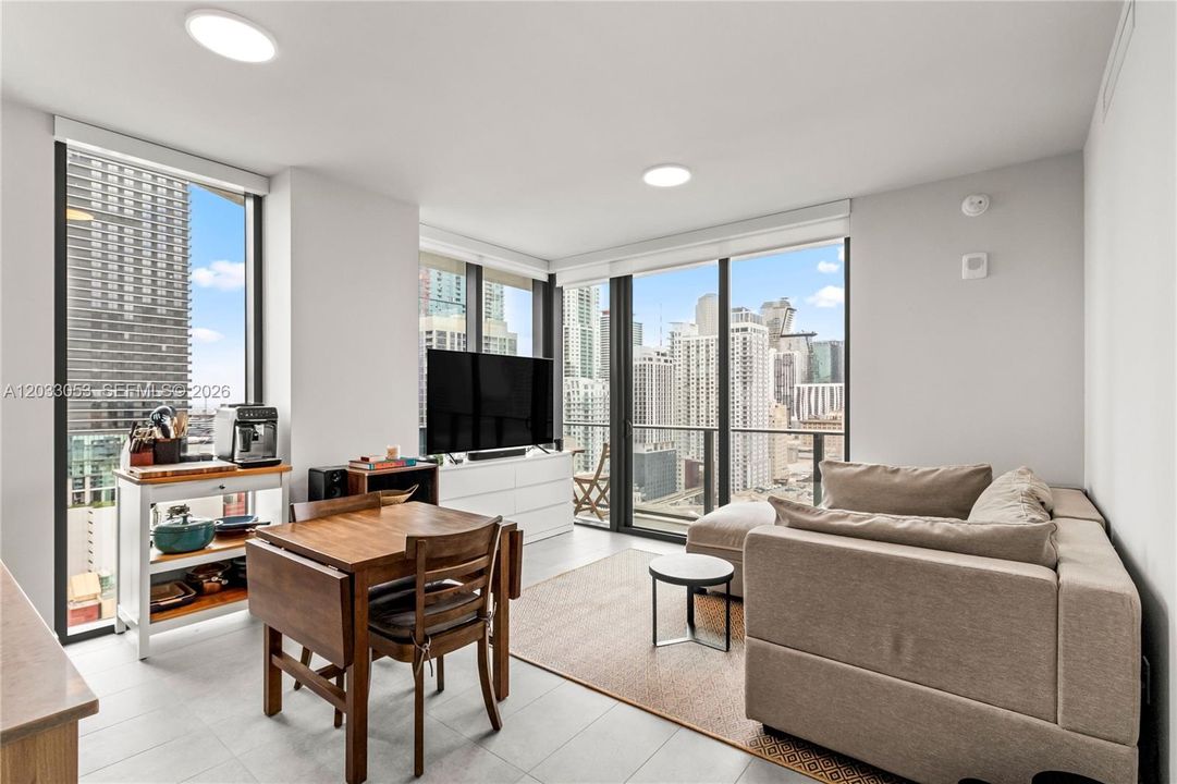 For Sale: $1,050,000 (2 beds, 2 baths, 760 Square Feet)