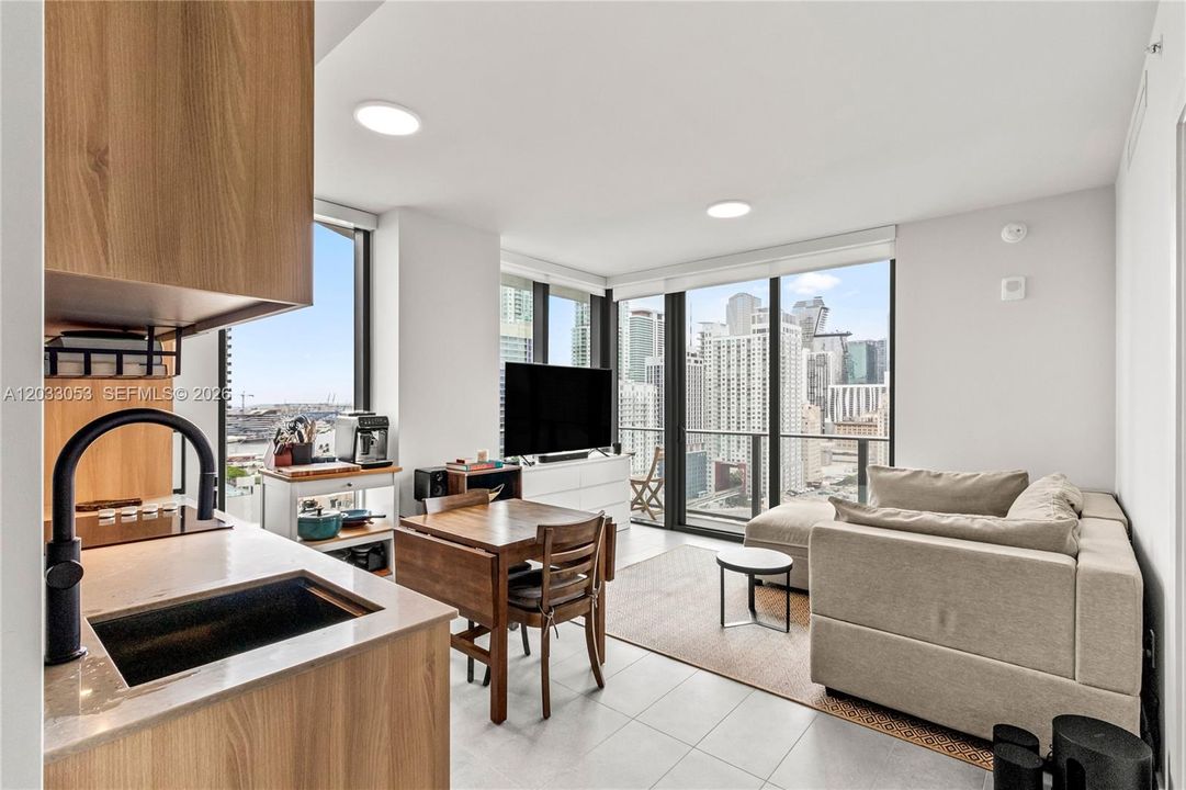 For Sale: $1,050,000 (2 beds, 2 baths, 760 Square Feet)