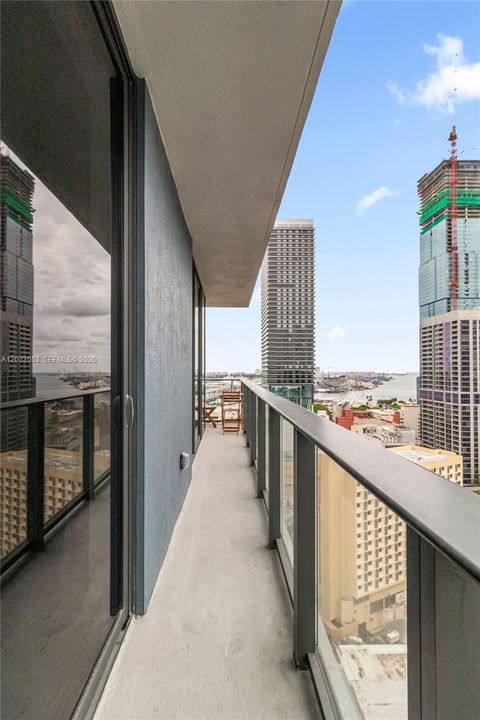 For Sale: $1,050,000 (2 beds, 2 baths, 760 Square Feet)