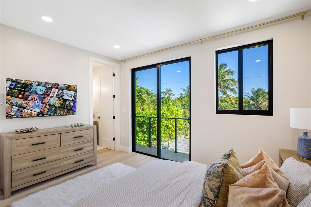 For Rent: $9,500 (5 beds, 4 baths, 2519 Square Feet)