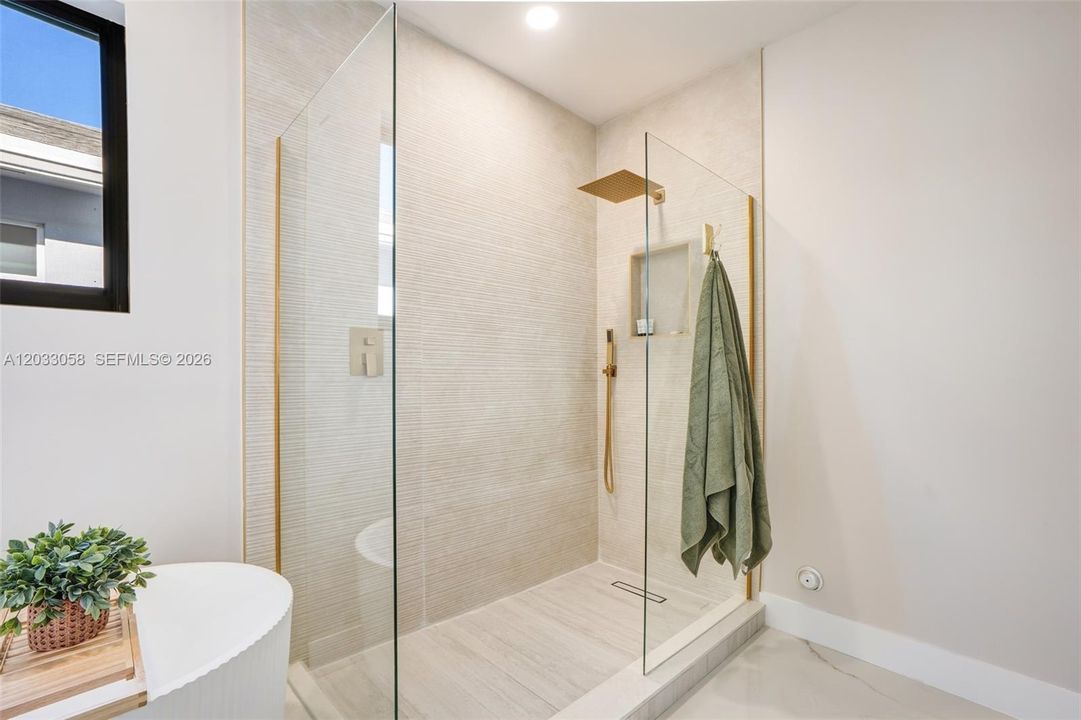 For Rent: $9,500 (5 beds, 4 baths, 2519 Square Feet)