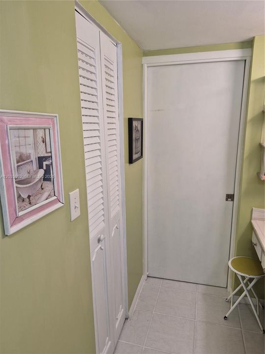 For Sale: $98,000 (1 beds, 1 baths, 739 Square Feet)