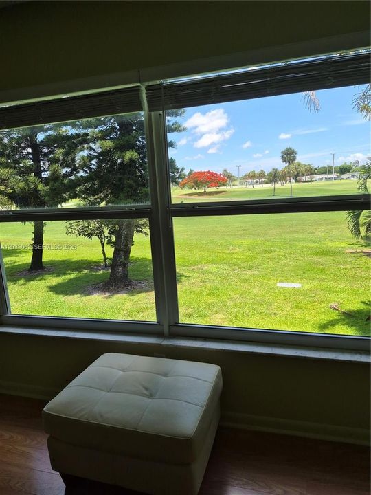 For Sale: $98,000 (1 beds, 1 baths, 739 Square Feet)