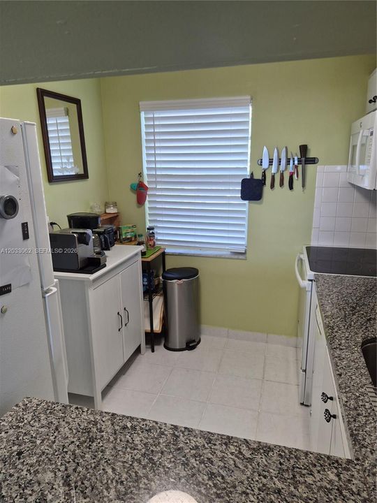For Sale: $98,000 (1 beds, 1 baths, 739 Square Feet)