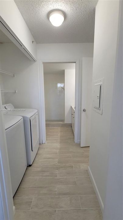 For Sale: $305,000 (2 beds, 2 baths, 966 Square Feet)