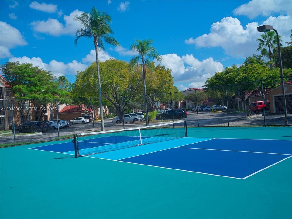 For Sale: $305,000 (2 beds, 2 baths, 966 Square Feet)