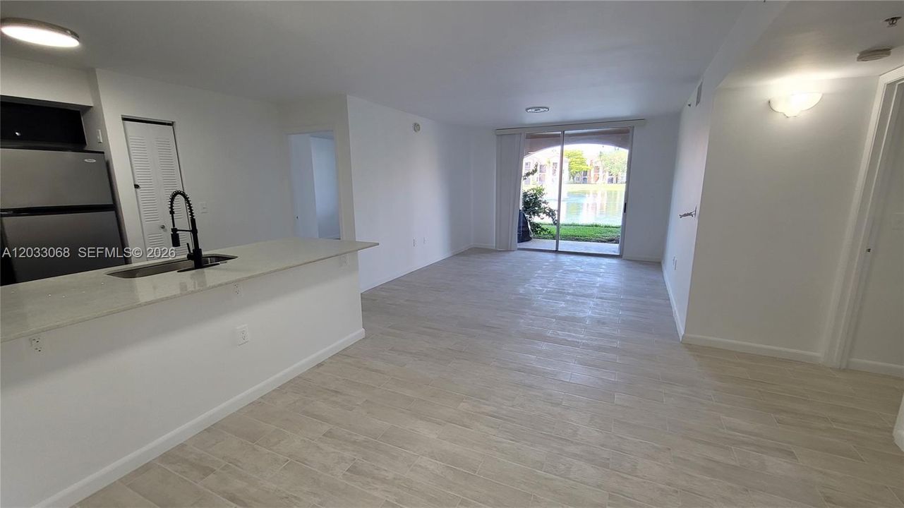 For Sale: $305,000 (2 beds, 2 baths, 966 Square Feet)