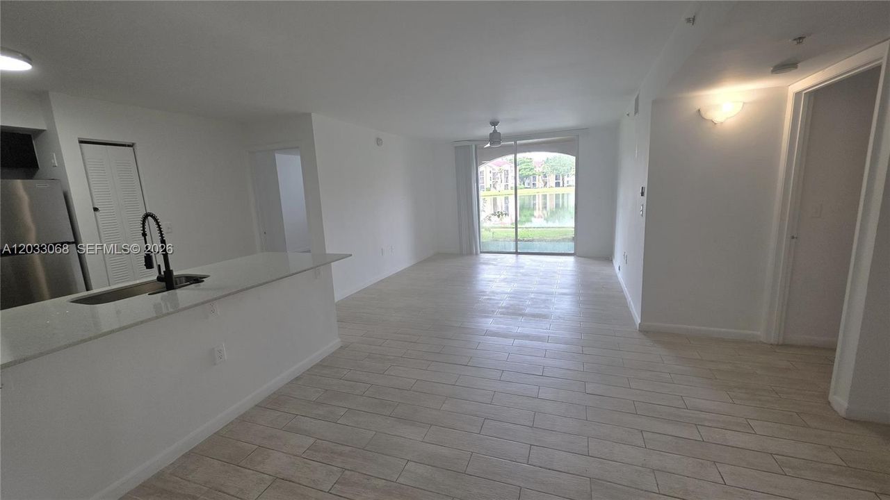 For Sale: $305,000 (2 beds, 2 baths, 966 Square Feet)