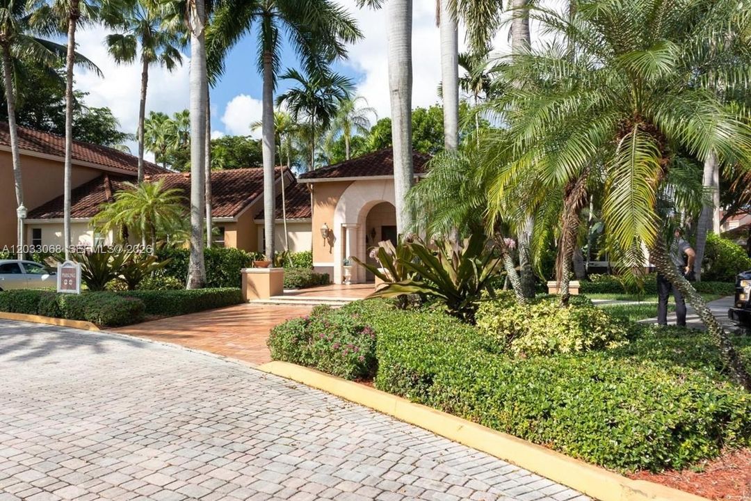 For Sale: $305,000 (2 beds, 2 baths, 966 Square Feet)