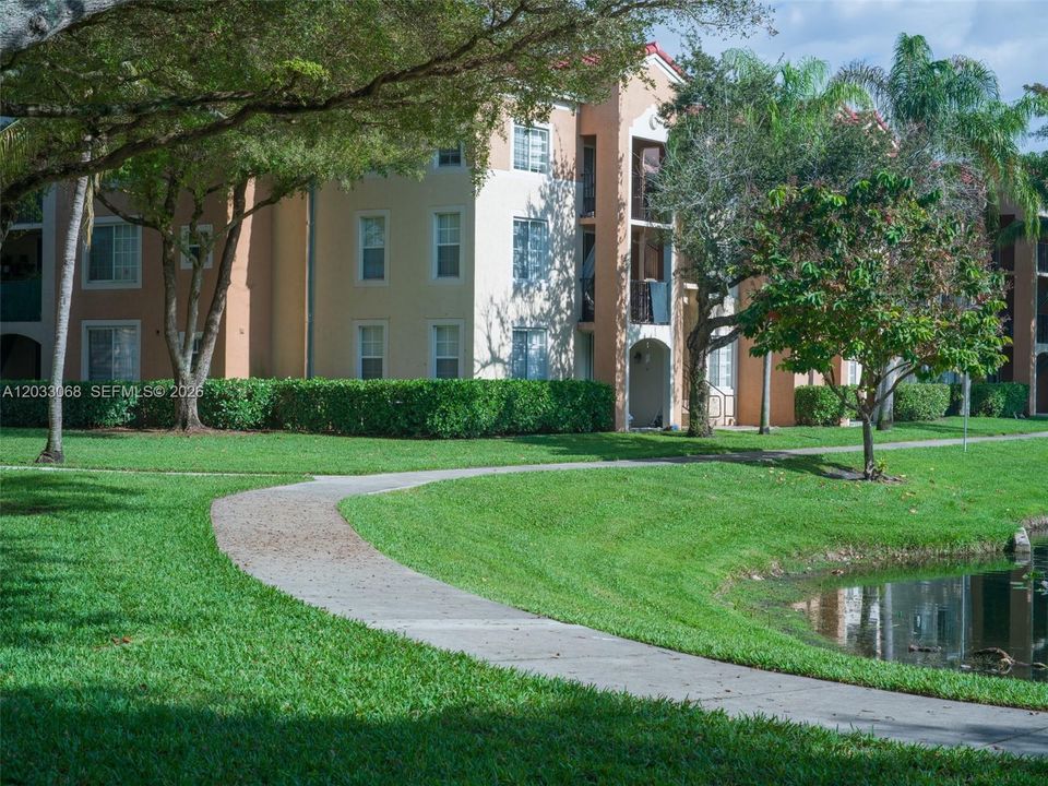 For Sale: $305,000 (2 beds, 2 baths, 966 Square Feet)