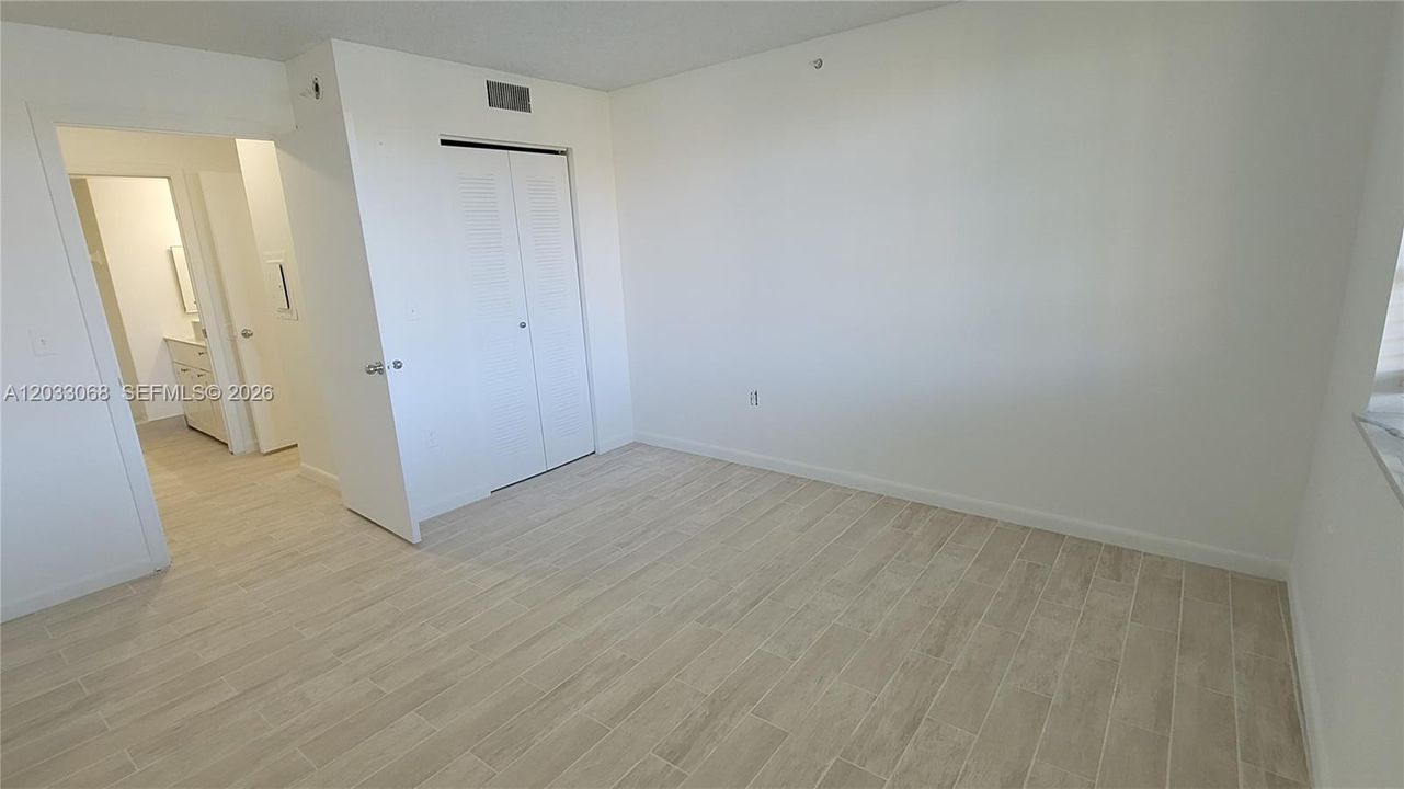 For Sale: $305,000 (2 beds, 2 baths, 966 Square Feet)