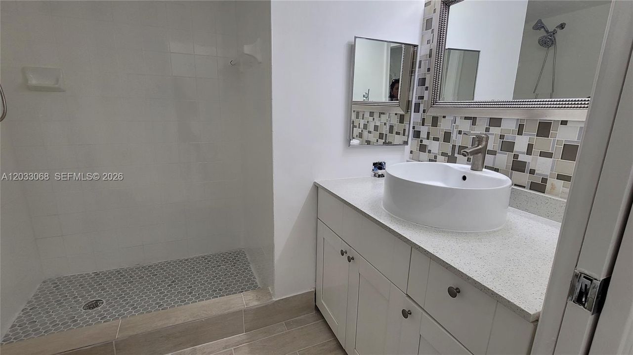 For Sale: $305,000 (2 beds, 2 baths, 966 Square Feet)