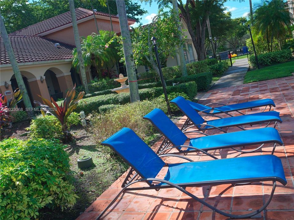 For Sale: $305,000 (2 beds, 2 baths, 966 Square Feet)