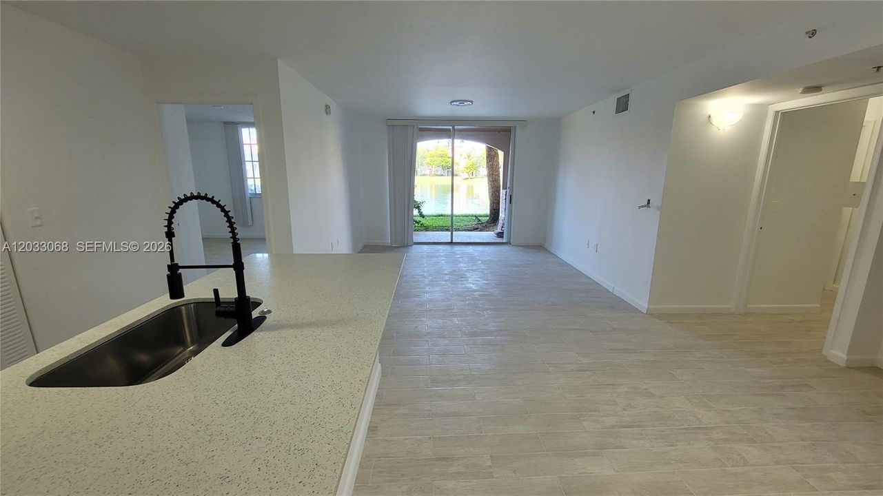 For Sale: $305,000 (2 beds, 2 baths, 966 Square Feet)