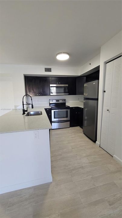 For Sale: $305,000 (2 beds, 2 baths, 966 Square Feet)