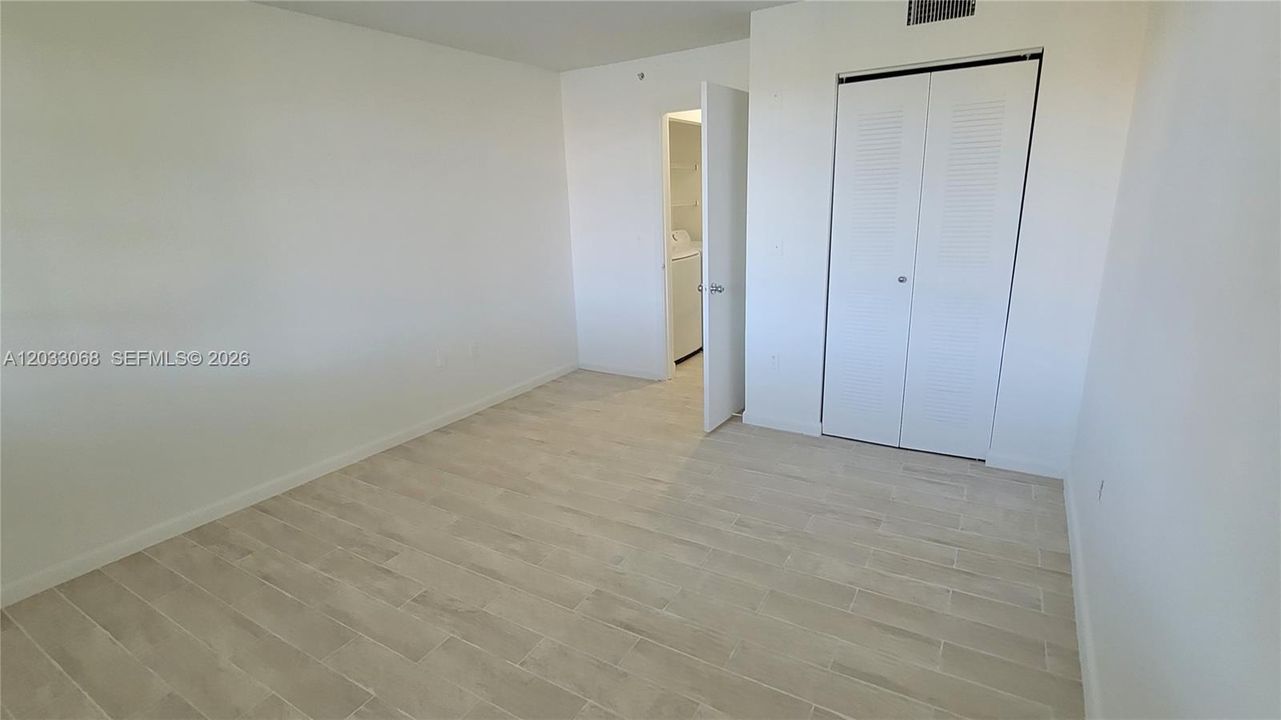 For Sale: $305,000 (2 beds, 2 baths, 966 Square Feet)