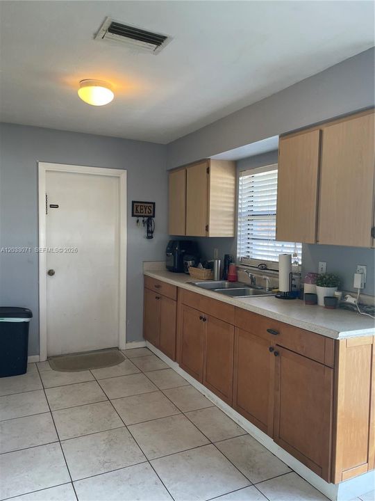 For Sale: $190,000 (3 beds, 1 baths, 962 Square Feet)