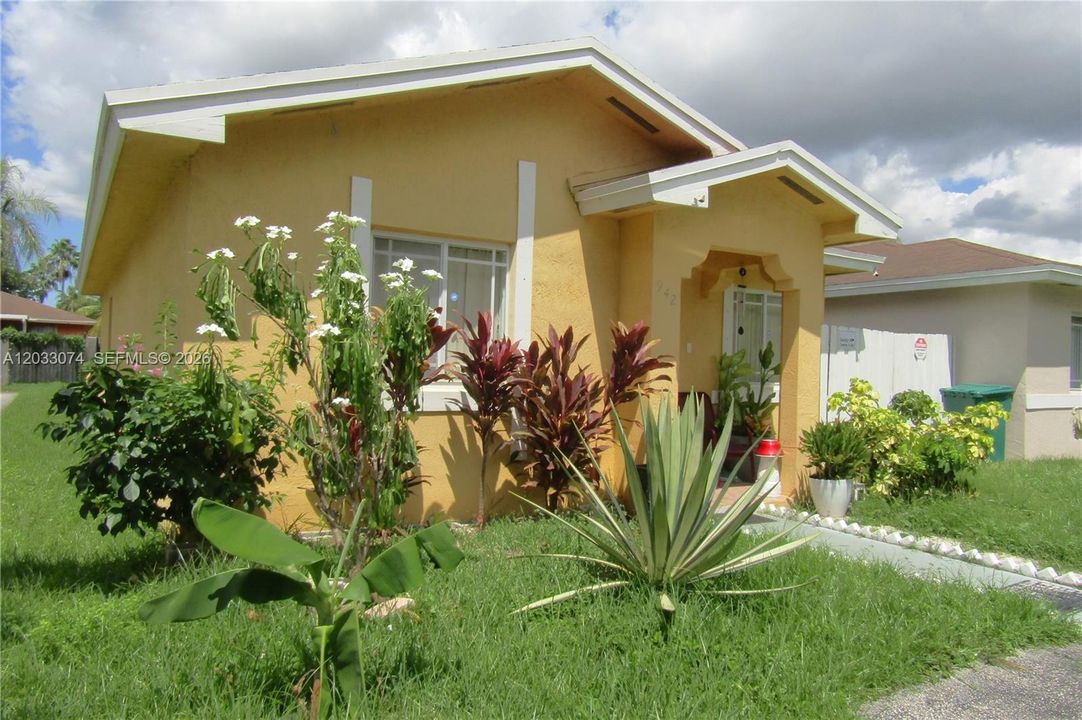 For Sale: $365,000 (3 beds, 2 baths, 1065 Square Feet)