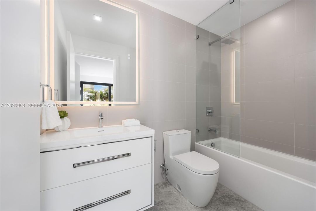 For Sale: $1,790,000 (3 beds, 3 baths, 1550 Square Feet)