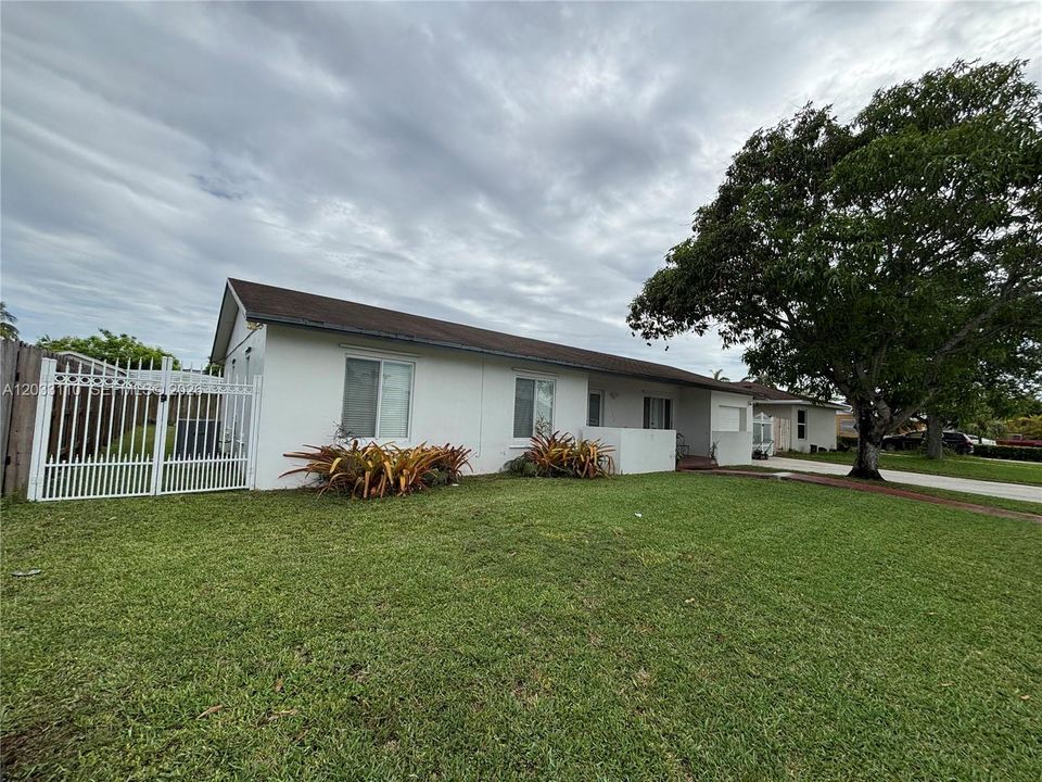 For Sale: $595,000 (3 beds, 2 baths, 1252 Square Feet)