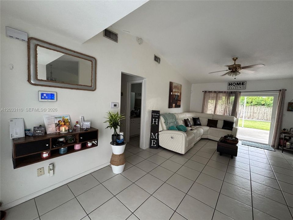 For Sale: $595,000 (3 beds, 2 baths, 1252 Square Feet)